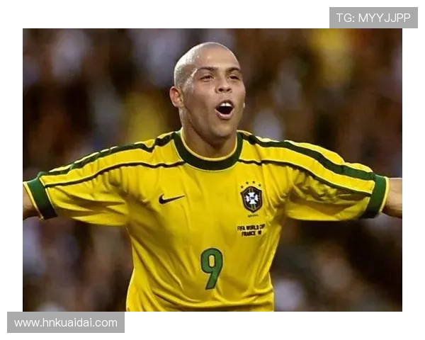 《足球传奇球星全景挂历展示不同时期的辉煌瞬间与传奇故事》