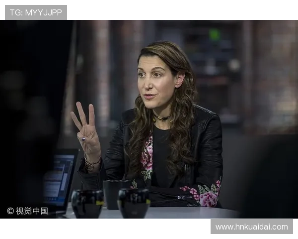 美国女足球星短发造型展现独特魅力和运动风采照片集